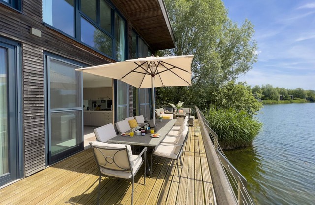 The View, 7 Bowmoor Reach, Lakes by Yoo, sleeps 8 adults plus 2 kids, spa, pool
