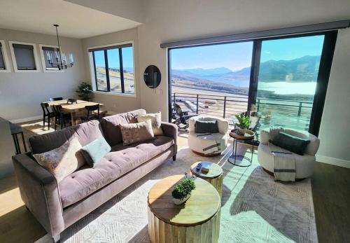 The views! Enjoy this Hideout home.