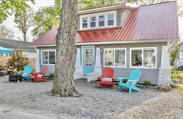 The Vintage Lake House w/Private Dock