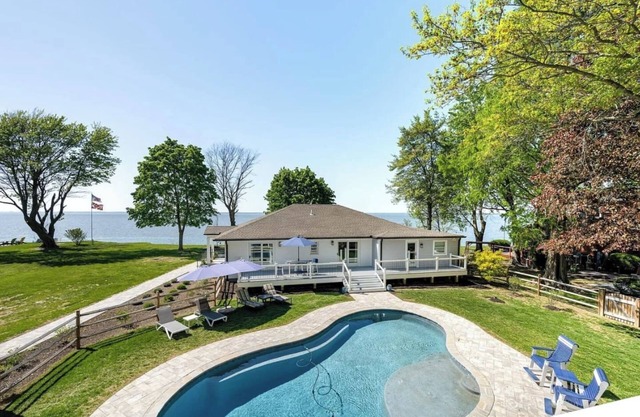 The Waterfront Retreat- *With Sauna and Hot Tub!*