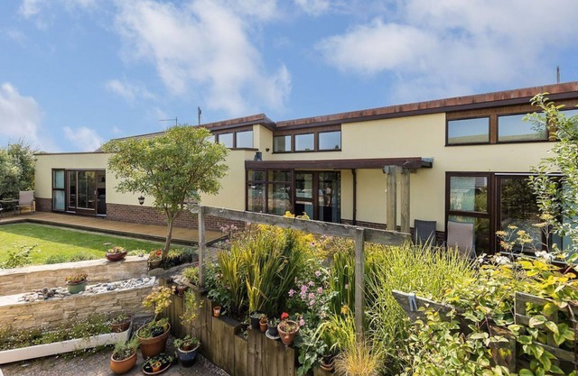 The Wedge - ground floor holiday home within walk of beach