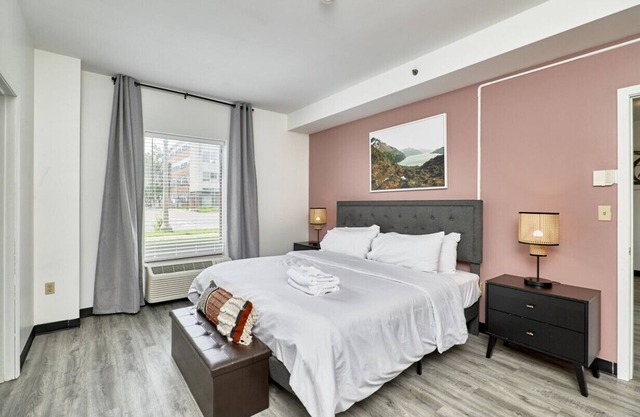 The West End Hotel- 1 Bd Master Suite