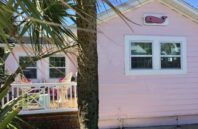 The Whale - Free Pet Beachside Cottage! Summer special pricing