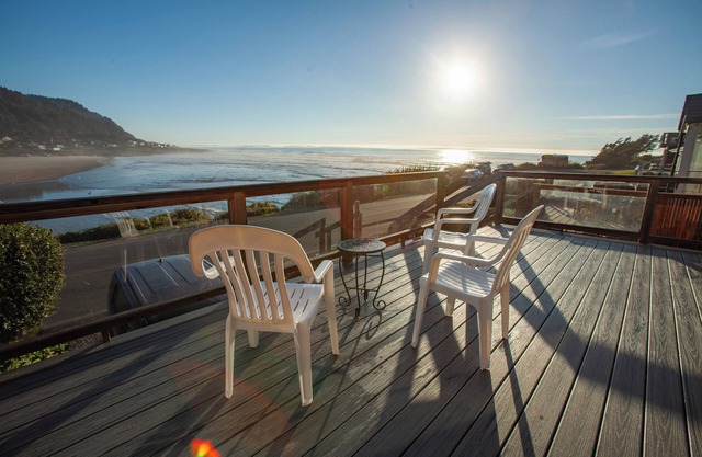 The Whales are migrating! Watch from our deck! Walk to everything!