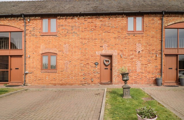 THE WHEAT HOUSE, pet friendly, with a garden in Welford-On-Avon