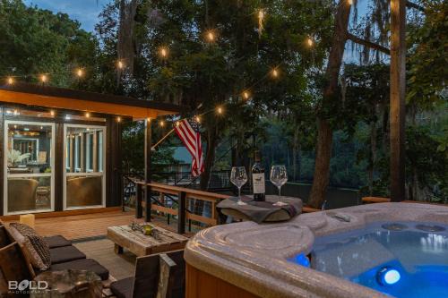 The Whiskey Barrel Waterfront Wkayaks & Hot Tub