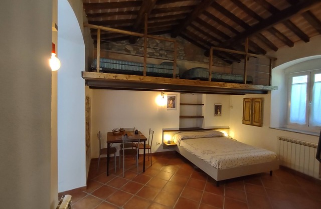 The White Willow vacation home surrounded by greenery