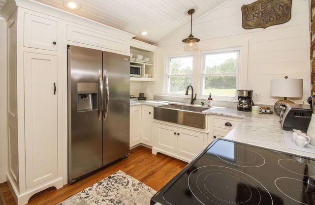 The Willox Cabin, Private Farm, 2 Bed 2 BA, 9 Miles to Downtown Knoxville & UT