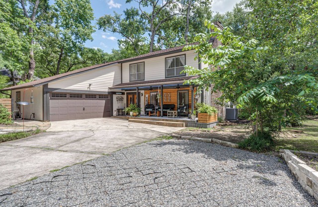 The Woodlands: Corner Casa in the Tall Trees!