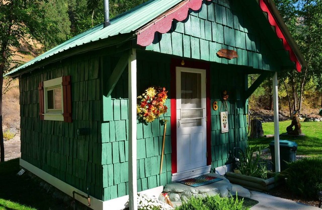 "The Writer's Den" - Cabin 6 - Private Deck Overlooking the River