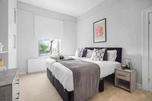 The Yorkshire Hosts - Central Castleford 4 Bed House - Free Parking