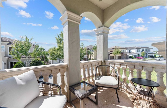 Themed bedrooms, Heated Pool & Golf Course View!