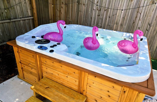 "The🦩Mingo" – Hot Tub, Fire Pit, Pet Friendly - Minutes to Madeira Beach - Guests Love It!