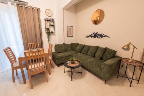 Theonisxenia Luxury Apt at Metro M3