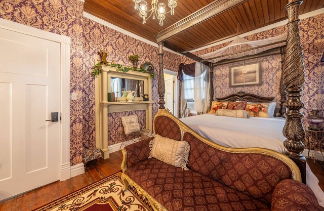 TheOutPostInn Bed&Breakfast - The Purple Victorian