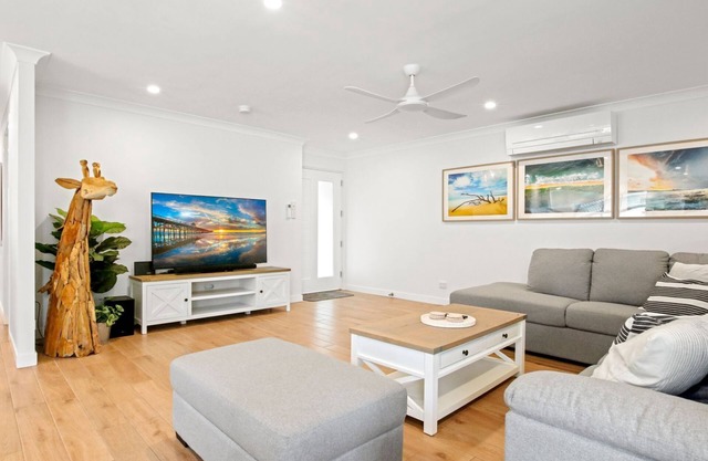 Theresa St 16, Golden Beach