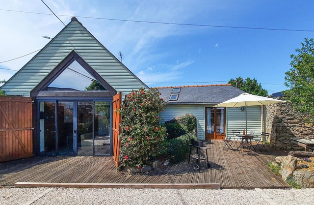 These two nicely furnished vacation domiciles (the two-bedroom FBL041 and the three-bedroom FBL042)