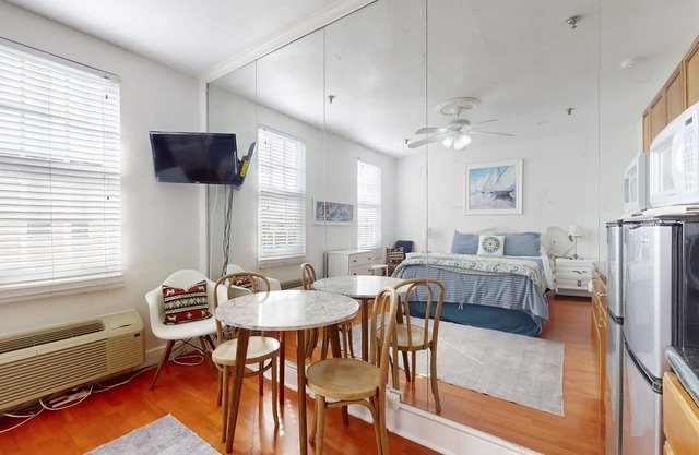 Third-floor downtown condo with pool & high-speed WiFi - Snowbird-friendly