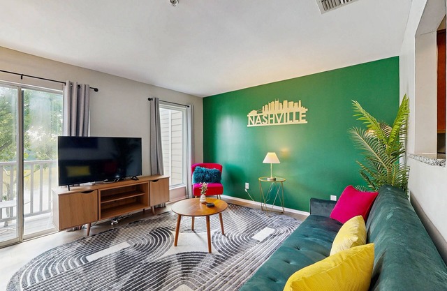 Third-Floor Riverfront Condo w/Balcony, Pool, & Fast WiFi – Near Broadway!