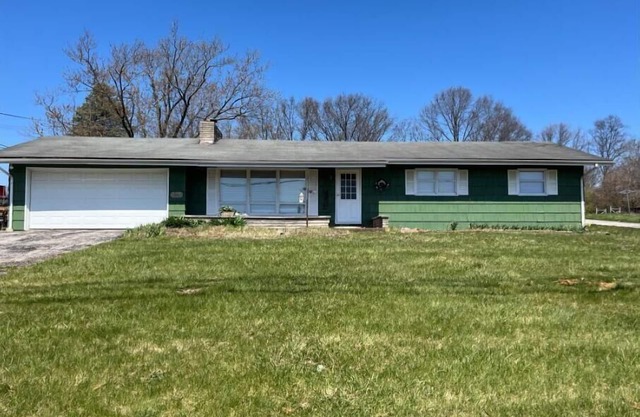 This 3 bedroom 2 bathroom home is 2.1 miles away from IU’s Assembly Hall n