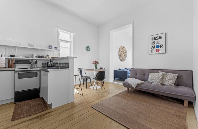 This apartment is a 1 bedroom(s), 1 bathrooms, located in Stanley Point, Auckland.