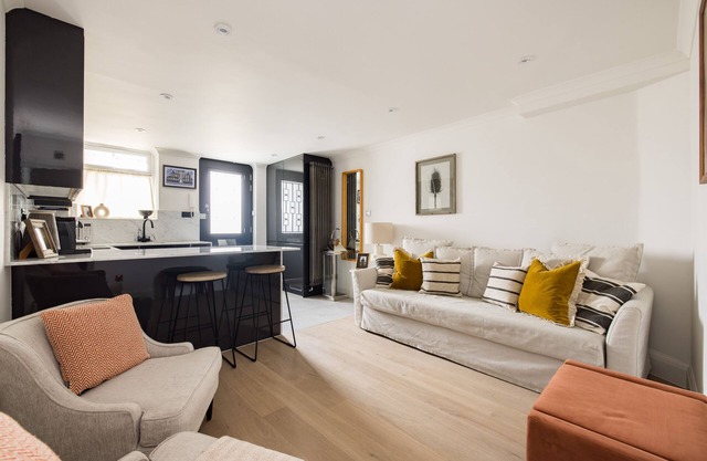 This apartment is a 0 bedroom(s), 1 bathrooms, located in London, London.
