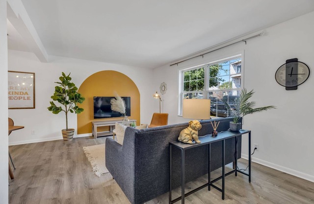 This apartment is a 1 bedroom(s), 1 bathrooms, located in Nashville, TN.