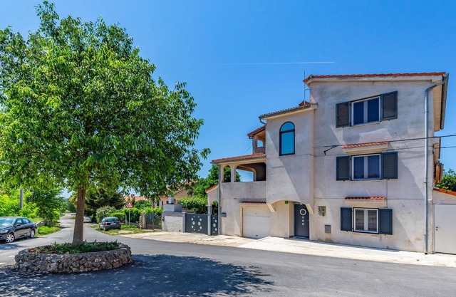 This apartment is located on the ground floor of a family house near Pula.