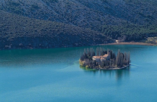 This comfortable holiday home with pool is located in Krkovi, near Vodice.