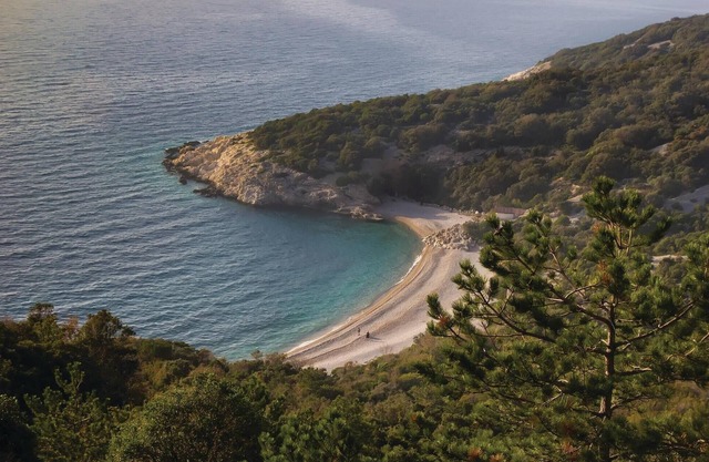 This compact holiday apartment is just a few metres from the pebble beach.