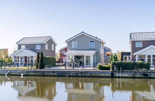 This detached island house has a modern appearance. The living room is on the ground floor. In the g