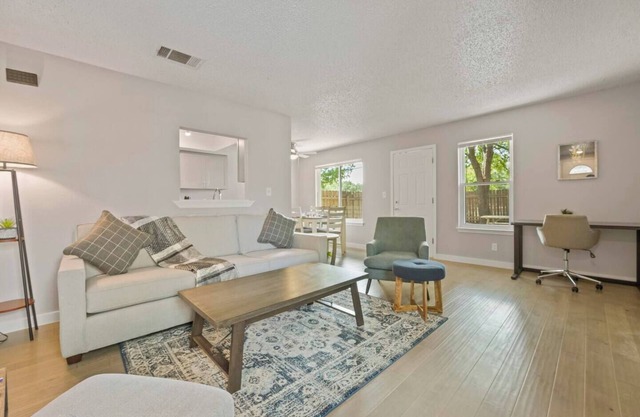 This duplex is a 2 bedroom(s), 2.5 bathrooms, located in Austin, TX.