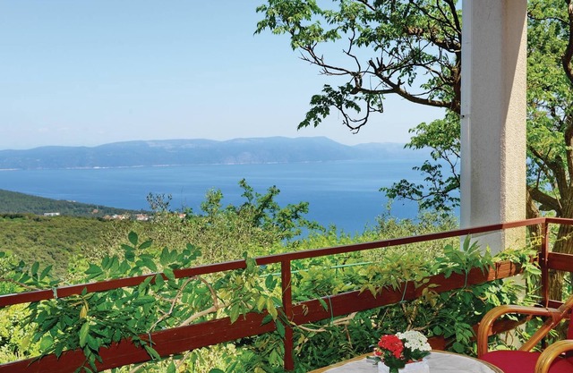 This functionally furnished apartment is located on a hill with a beautiful view of the sea and the