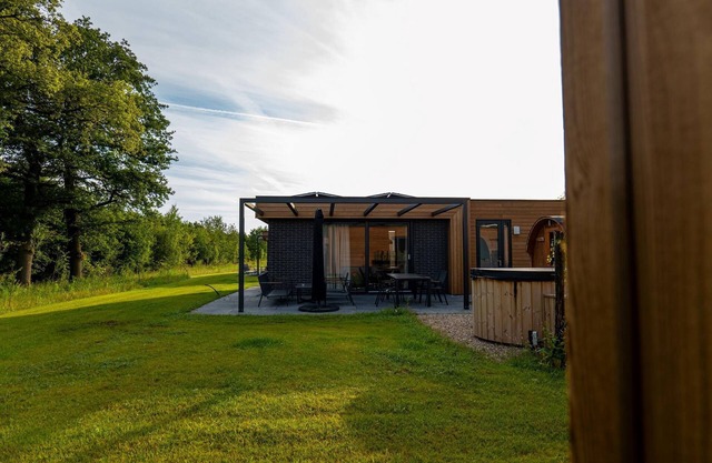 This holiday home with a fully enclosed dog fence, private sauna and hot tub features a cosy, homely living room with open kitchen, 2 bedrooms and a spacious outdoor area.