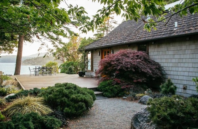 This house is a 1 bedroom(s), 1 bathrooms, located in Eastsound, WA.