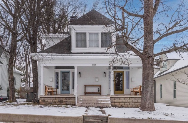 This house is a 2 bedroom(s), 2 bathrooms, located in Nashville, TN.