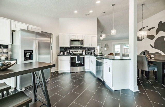 This house is a 3 bedroom(s), 2 bathrooms, located in Jacksonville, FL.