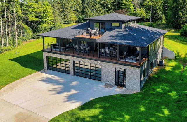 This house is a 5 bedroom(s), 4.5 bathrooms, located in Elkhart Lake, WI.