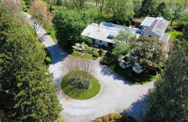 This house is a 6 bedroom(s), 6.5 bathrooms, located in Upperville, VA.
