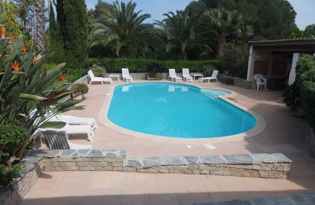 This house/villa (villa) with beautiful garden 2200 m²
