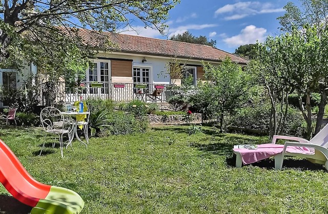 This independent vacation home is located in the hills of the old village of Mornas.