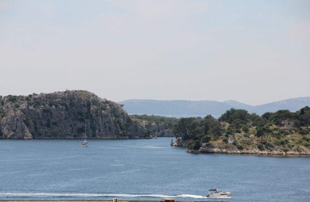 This is a small but nice apartment with a beautiful view on chanel St. Ante.