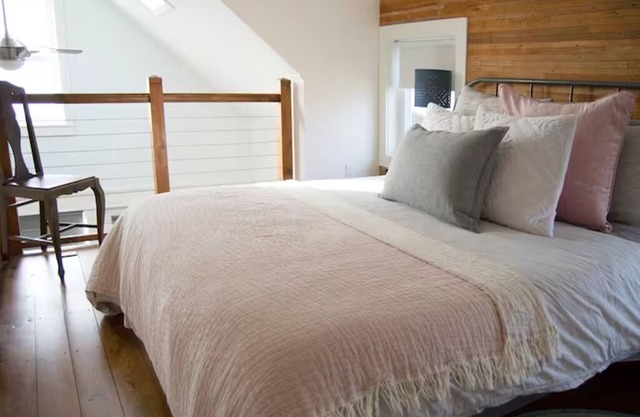 This light, bright cottage is located in St Johns in Portland