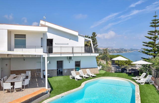 This part of a two-family house with panoramic views and private pool is located near Altavilla Mili