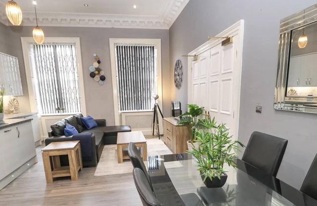 This serviced apartment is a 1 bedroom(s), 1 bathrooms, located in West Yorkshire, England.