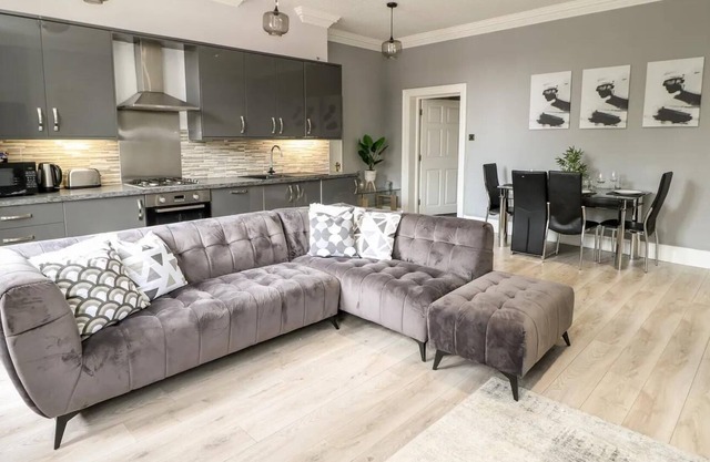 This serviced apartment is a 1 bedroom(s), 1 bathrooms, located in West Yorkshire, England.