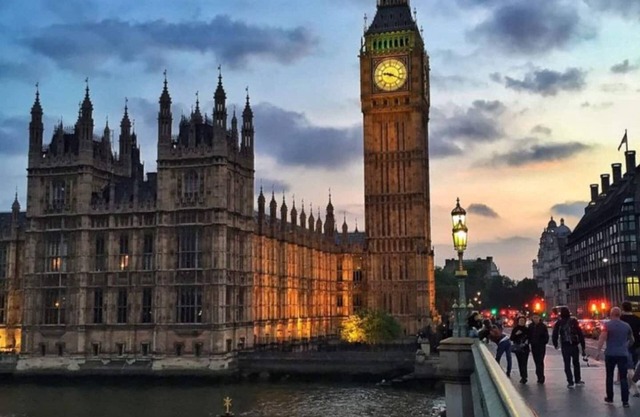 This spacious 4-bedroom, 2-bathroom apartment accommodates up to 12 guests, making it perfect for large families or groups. Located in Westminster’s Evelyn Mansions with lift access, it’s just a short walk from Victoria Station and Buckingham Palace.