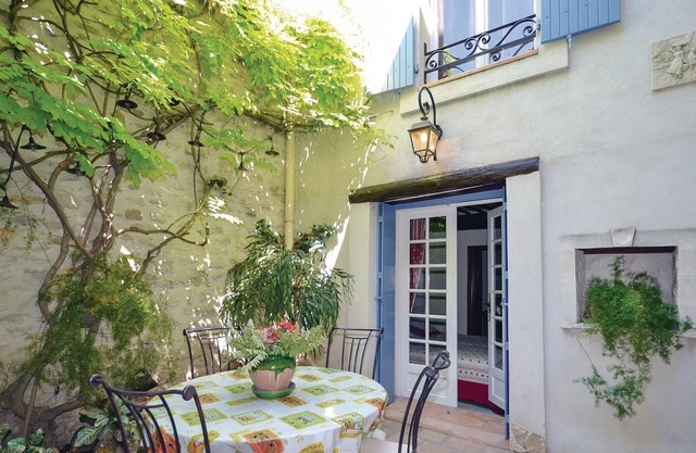 This three bedroom holiday home is wonderfully located in Provence.