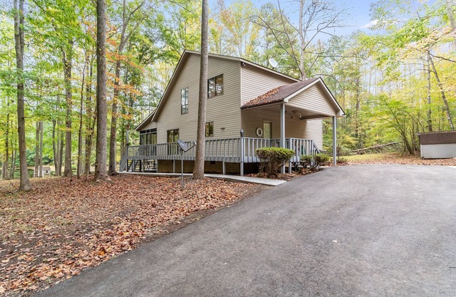 Thornburg Lodge - Lakefront Resort