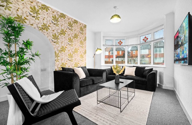 Three Bed House - Parking - Garden - Great Barr